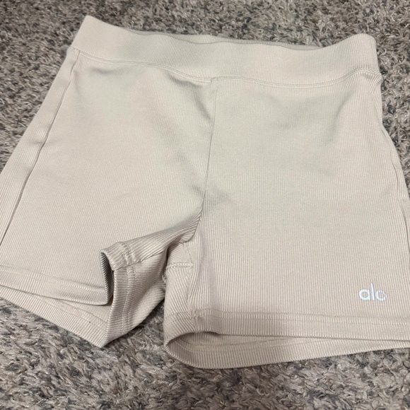 NWT ALO Yoga accolade crew sweatshirt medium seashell blue ✨ new + ribbed shorts - Picture 8 of 10